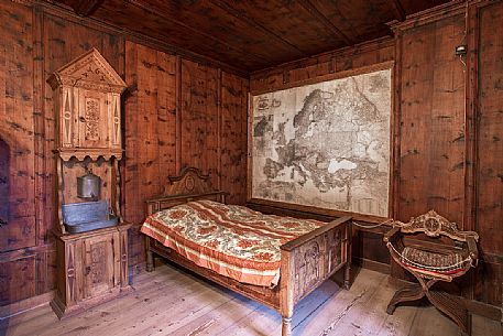 Guest Room of the Taufer Castle ( Burg Taufer ) with the original map of Europe of the time and the dining room to wash