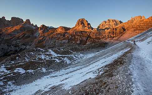 Sunset along the path that leads to the refuge Locatelli ; in the background the Sesto Dolomites