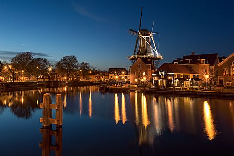 The windmill De Adriaan in Harlem , city of the Netherlands , capital of the province of North Holland .
The town is watered by the river Spaarne , is located about 20 km west of Amsterdam
