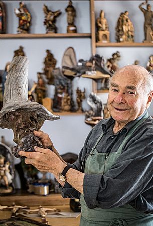 Carver in Sesto;
Among the centuries-old craft traditions of South Tyrol there to carve real works of art in wood, especially statues of saints, nativity figurines and masks. The shops or stores of the carvers are mainly located in Sesto Carver in Sesto;
Among the centuries-old craft traditions of South Tyrol there to carve real works of art in wood, especially statues of saints, nativity figurines and masks. The shops or stores of the carvers are mainly located in Sesto