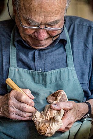 Carver in Sesto;
Among the centuries-old craft traditions of South Tyrol there to carve real works of art in wood, especially statues of saints, nativity figurines and masks. The shops or stores of the carvers are mainly located in Sesto