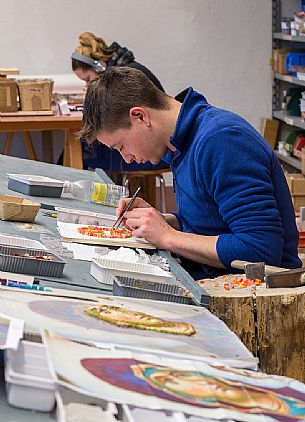 Students at the Mosaic School of Friuli. It is active in Spilimbergo (PN) from 1922; it represents a point of reference for important mosaic works in Friuli, in Italy and in the World