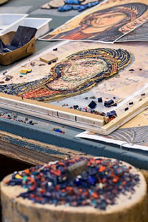 Building a mosaic in the Mosaic School of Friuli. The school is active in Spilimbergo (PN) from 1922; it represents a point of reference for important mosaic works in Friuli, in Italy and in the World