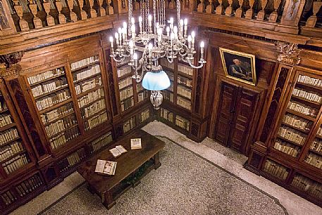 The Guarneriana Library, founded in 1466, is the oldest Friuli library and one of the first institutions of public reading in Italy. The library was created to accommodate the donation of 160 codes, humanist collection of fifteenth Guarniero D'Artegna; Today contains dozens of humanistic codes, often richly illuminated, and eighty incunabula.