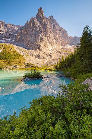 The Dito di Dio peak in the Sorapiss mountain group with the emerald lake of the Sorapiss, Cortina d'Ampezzo, Dolomites, Italy