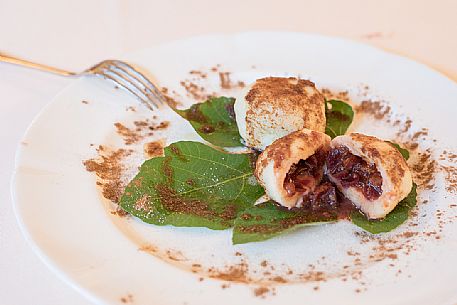 Plums, butter and cinnamon dumplings, typical dish of starred chef Alessandro Gavagna of La Subida Trattoria al Cacciatore in Cormons, Friuli Venezia Giulia, Italy Plums, butter and cinnamon dumplings, typical dish of starred chef Alessandro Gavagna of La Subida Trattoria al Cacciatore in Cormons, Friuli Venezia Giulia, Italy