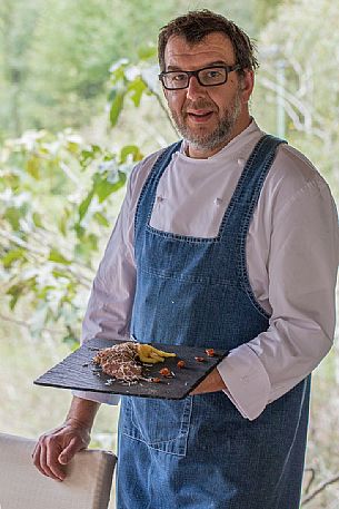 Alessandro Gavagna, starred chef of La Subida, Trattoria al Cacciatore shows one of his typical dishes, Cormons, Friuli Venezia Giulia, Italy Alessandro Gavagna, starred chef of La Subida, Trattoria al Cacciatore shows one of his typical dishes, Cormons, Friuli Venezia Giulia, Italy