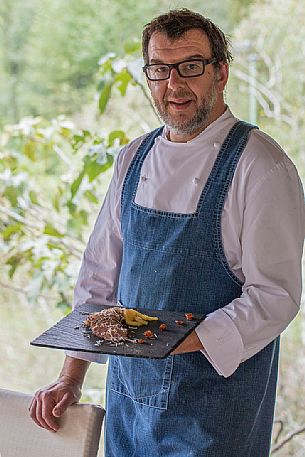 Alessandro Gavagna, starred chef of  La Subida, Trattoria al Cacciatore shows one of his typical dishes, Cormons, Friuli Venezia Giulia, Italy