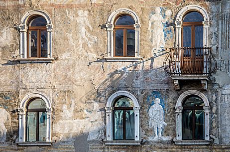 Frescoes on the Cazuffi-Rella houses in Duomo square, Trento, Trentino Alto Adige, Italy Frescoes on the Cazuffi-Rella houses in Duomo square, Trento, Trentino Alto Adige, Italy