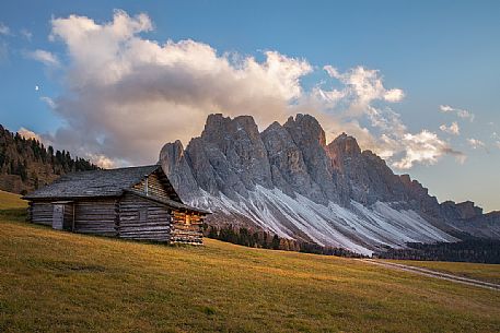 The Odle mountain range at sunset from the path to the Gampen Alm refuge, Dolomites, Funes Valley, Italy