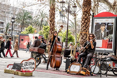 Street artists along the streets in the Barrio de Santa Cruz, Seville, Spain, Europe