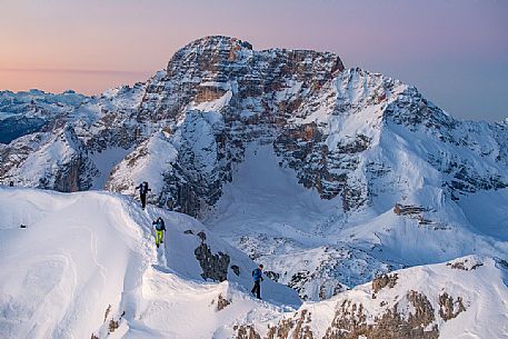 Hikers on the ridge of Picco di Vallandro and in the background the Croda Rossa mount, Prato Piazza, Fanes Senes Braies natural park, dolomites, Pustertal, South Tyrol, Italy, Europe