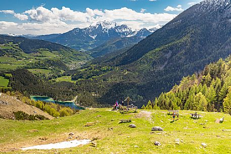 Hikers looking the lake of Hintersee from above, Ramsau, Berchtesgaden National Park, Bavarian Alp, Bayern, Germany, Europe