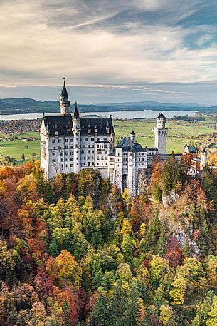 Neuschwanstein Castle, Schloss Neuschwanstein  and lake Alpsee in autumn, Schwangau near Fuessen, Bayern, Germany, Europe