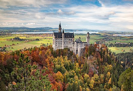 Neuschwanstein Castle, Schloss Neuschwanstein  and lake Alpsee in autumn, Schwangau near Fuessen, Bayern, Germany, Europe