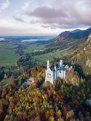 Neuschwanstein Castle, Schloss Neuschwanstein  and lake Alpsee in autumn, Schwangau near Fuessen, Bayern, Germany, Europe