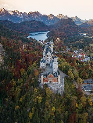 Neuschwanstein Castle, Schloss Neuschwanstein  and lake Alpsee against Tannheim Mountains in autumn, Schwangau near Fuessen, Bayern, Germany, Europe