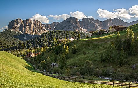 The rural village of Longiaru in San Martino in Badia and in the background the Puez mountains, Badia valley, dolomites, Trenino Alto Adige, South Tyrol, Italy, Europe The rural village of Longiaru in San Martino in Badia and in the background the Puez mountains, Badia valley, dolomites, Trenino Alto Adige, South Tyrol, Italy, Europe