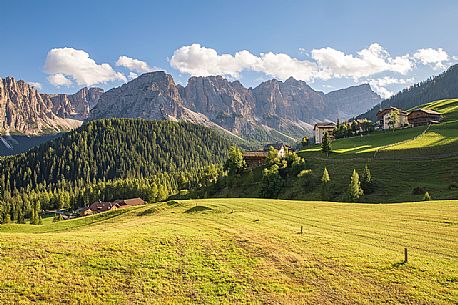 The rural village of Longiaru and in the background the Puez Odle mountain range, San Martino in Badia, Badia valley, dolomites, Trenino Alto Adige, South Tyrol, Italy, Europe The rural village of Longiaru and in the background the Puez Odle mountain range, San Martino in Badia, Badia valley, dolomites, Trenino Alto Adige, South Tyrol, Italy, Europe