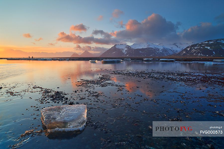 A beautiful sunrise near Hofn gives meaning to the landscape rich in elements such as ice, water and the mountains in the background