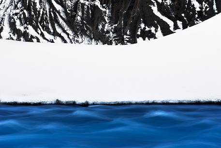 Snow, ice, basalt and the blue streams are true icons of the Icelandic winter.