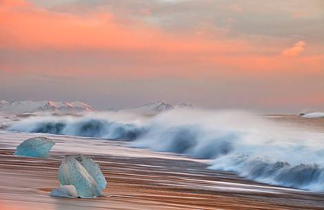 Ice, snow, pinky shades of the sunrise and the sea waves are the wintry ingredients of the volcanic beach of Jokulsarlon