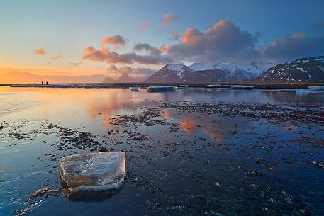 A beautiful sunrise near Hofn gives meaning to the landscape rich in elements such as ice, water and the mountains in the background