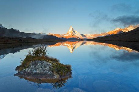 A sort of Zen Landscape, in which a little isle in the middle of the lake observes the Majestic Matterhorn