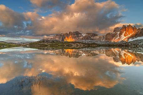 The red light of a splendid sunset hits Mount Paterno which is reflected in the Piani Lake