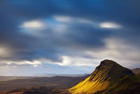 A ray of light hits the Quiraing hills, in the full beauty of the morning