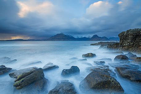 Depending on the tides, the landscape at Elgol Beach is slightly different. In this case scenario high tide helps me to hide a chaotic amount of rocks