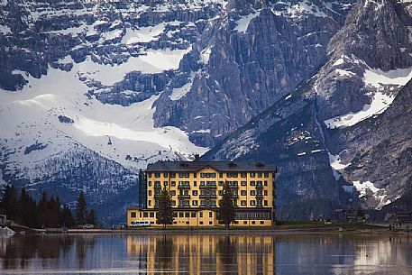 Misurina lake with a yellow building and the Mount Sorapis in the background, Misurina, Belluno, Dolomies,Veneto, Italy, Europe