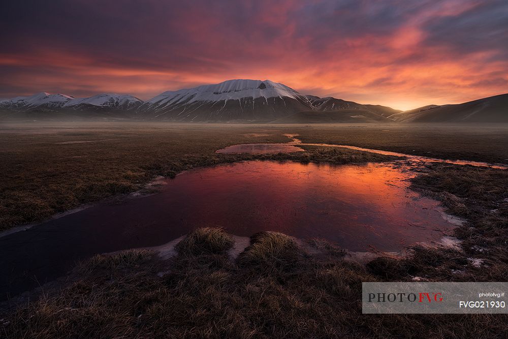 Sunrise at Fosso dei Mergani and in the background mount Vettore, Castelluccio di Norcia, Umbria, Italy