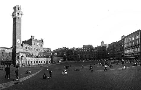 panorama in piazza del campo siena whit student