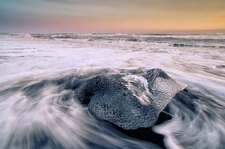 ices block in black beach of Jkulsrln