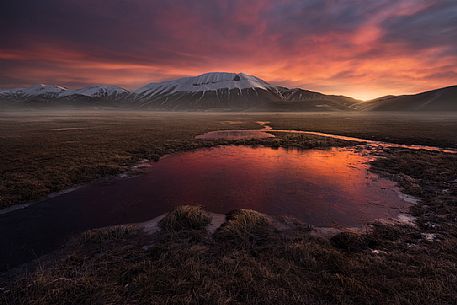 Sunrise at Fosso dei Mergani and in the background mount Vettore, Castelluccio di Norcia, Umbria, Italy