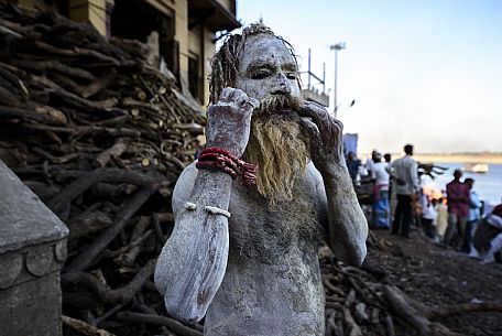 Sadhu, Holi man on the banks of the Ganges, Varanasi, Uttar Pradesh, India