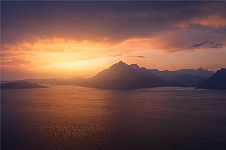 Sunset from Elgol beach on Loch Scavaig towards the Cuillin Hills, isle of Skye, Highland Region, Scotland, Great Britain