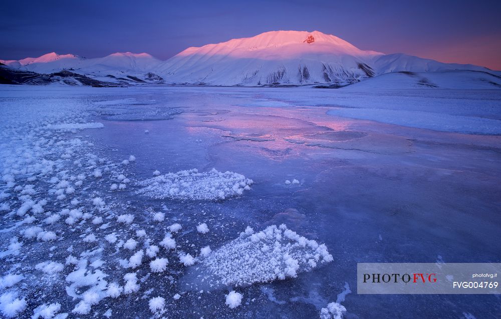 Fantastic sunset at -18  on the plain of Castelluccio di Norcia in the middle of winter.