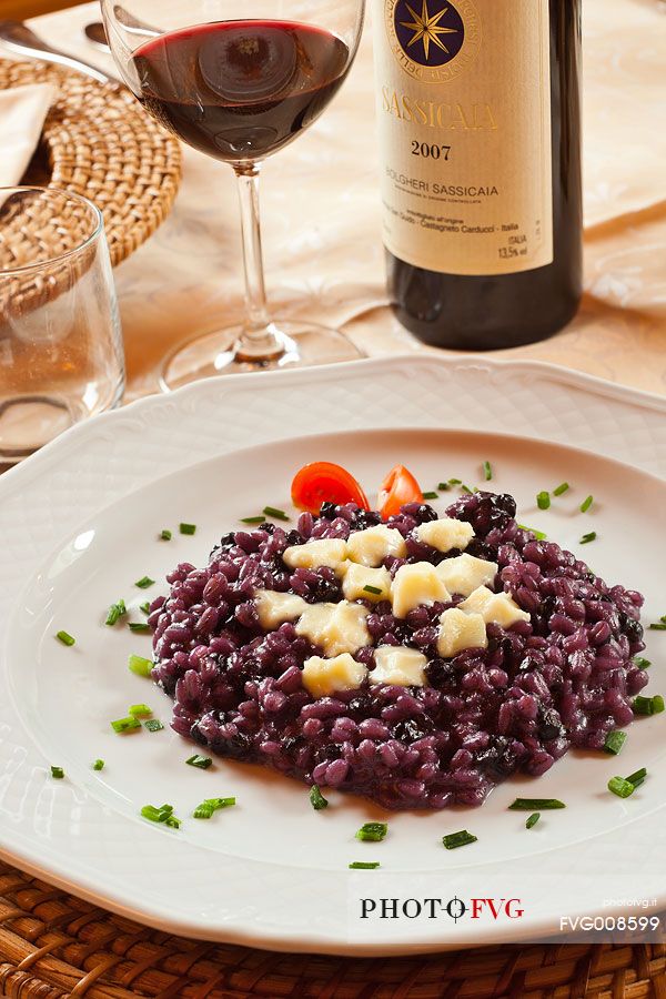 Orzotto with blueberries and alpine cheese, a typical plate of the restraunt Morgenleit in Sauris