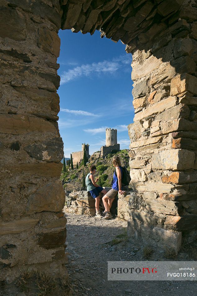 Trekking visiting the Lastours castles