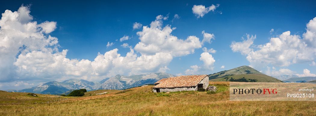 Rural hut in Monte Moricone landscape, Sibillini National Park, Italy