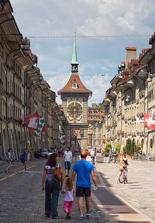 Tourists in the Kramgasse street and in the background the Clock tower or Zytglogge clock, downtown of Bern, Unesco World Heritage, Switzerland, Europe