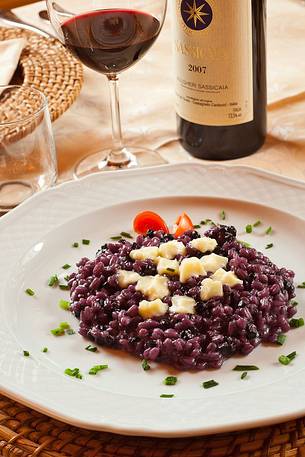 Orzotto with blueberries and alpine cheese, a typical plate of the restraunt Morgenleit in Sauris