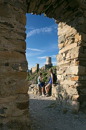 Trekking visiting the Lastours castles