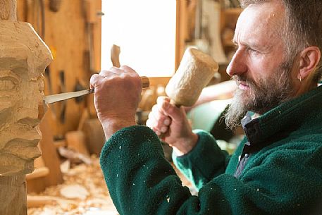 The construction of the traditional mask of the carnival of Sauris by one of Plozzer brothers , in their laboratory in Sauris di Sopra