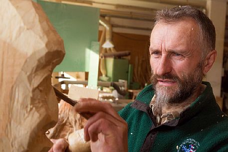 The construction of the traditional mask of the carnival of Sauris by one of Plozzer brothers , in their laboratory in Sauris di Sopra