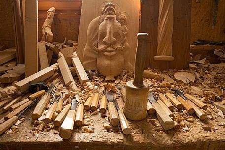 The construction of the traditional mask of the carnival of Sauris by one of Plozzer brothers , in their laboratory in Sauris di Sopra