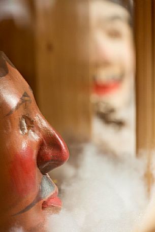 The construction of the traditional mask of the carnival of Sauris by one of Plozzer brothers , in their laboratory in Sauris di Sopra