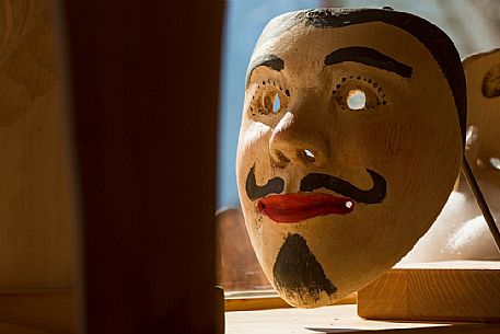 The construction of the traditional mask of the carnival of Sauris by one of Plozzer brothers , in their laboratory in Sauris di Sopra